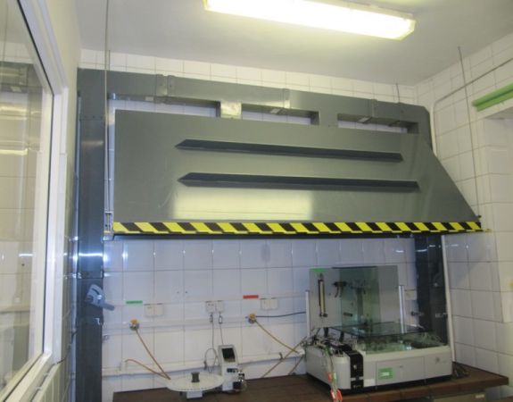 Instalacja okapu z tworzywa sztucznego w laboratorium