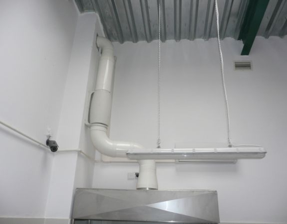 Instalacja kanałów chemoodpornych z białego PVC, instalacja w laboratorium
