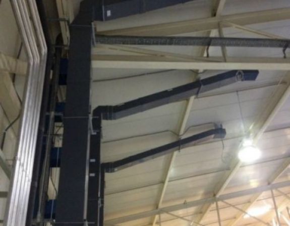 Rury wentylacyjne z tworzywa PE instalowane w hali produkcyjnej 