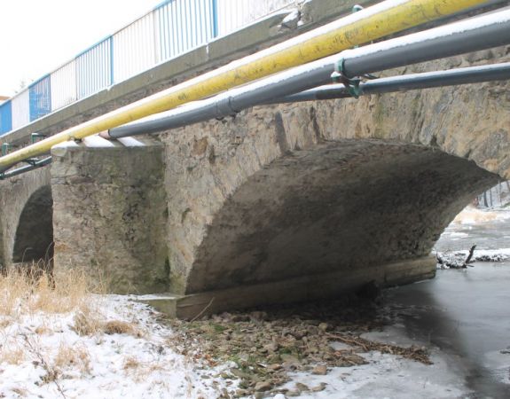 Rurociąg izolowany wody pitnej, przejście pod mostem 