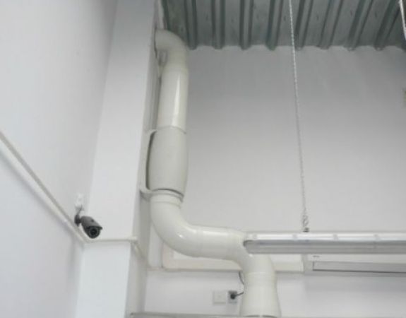 Przewody okrągłe z PVC wykorzystane w instalacji okapu laboratoryjnego z tworzywa
