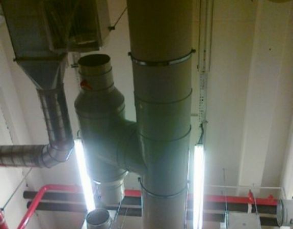 Chemowent - kanały wentylacyjne z PP w trakcie montażu, zakład produkcji detergentów